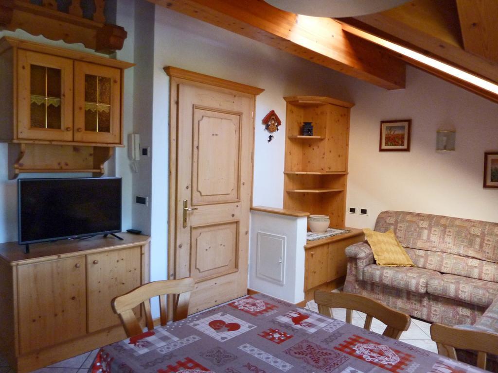 Appartamenti Majon Sotroi Campitello di Fassa Ruang foto